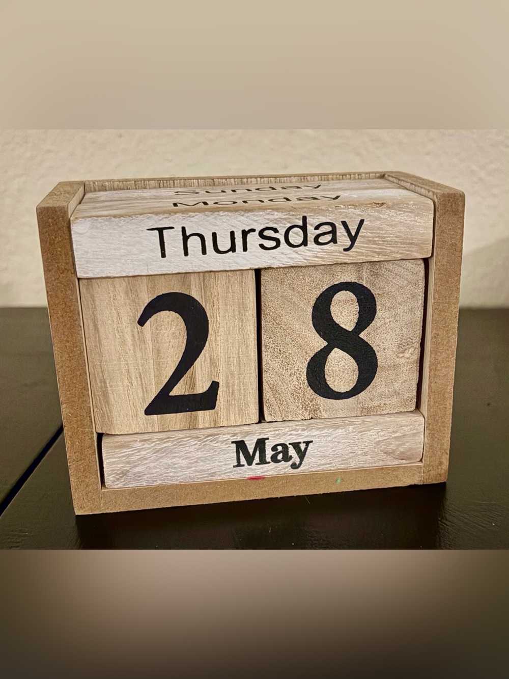 Wooden block desk calendar